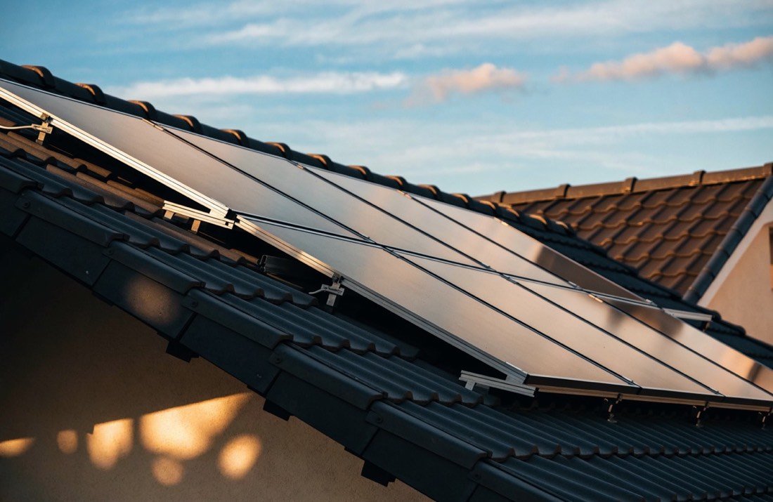 Panneaux solaires posés sur un toit en tuiles.